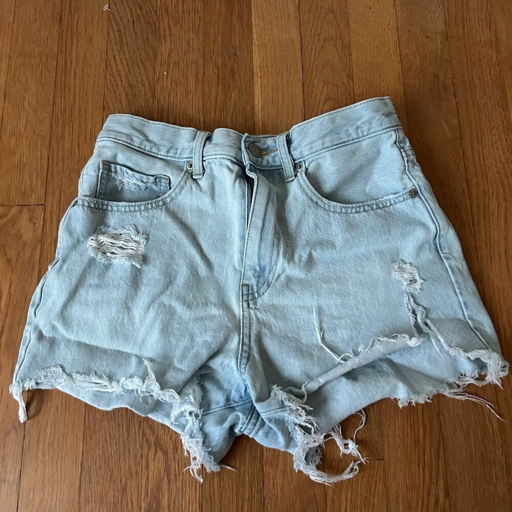 Uniqlo Women’s Light Wash Distressed High Rise Denim Jean Shorts Size 25”